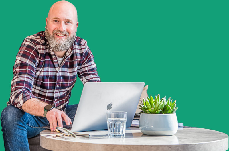 Photo of André Spiteri – expert fintech copywriter and founder of Maverick Words – sitting at his computer.